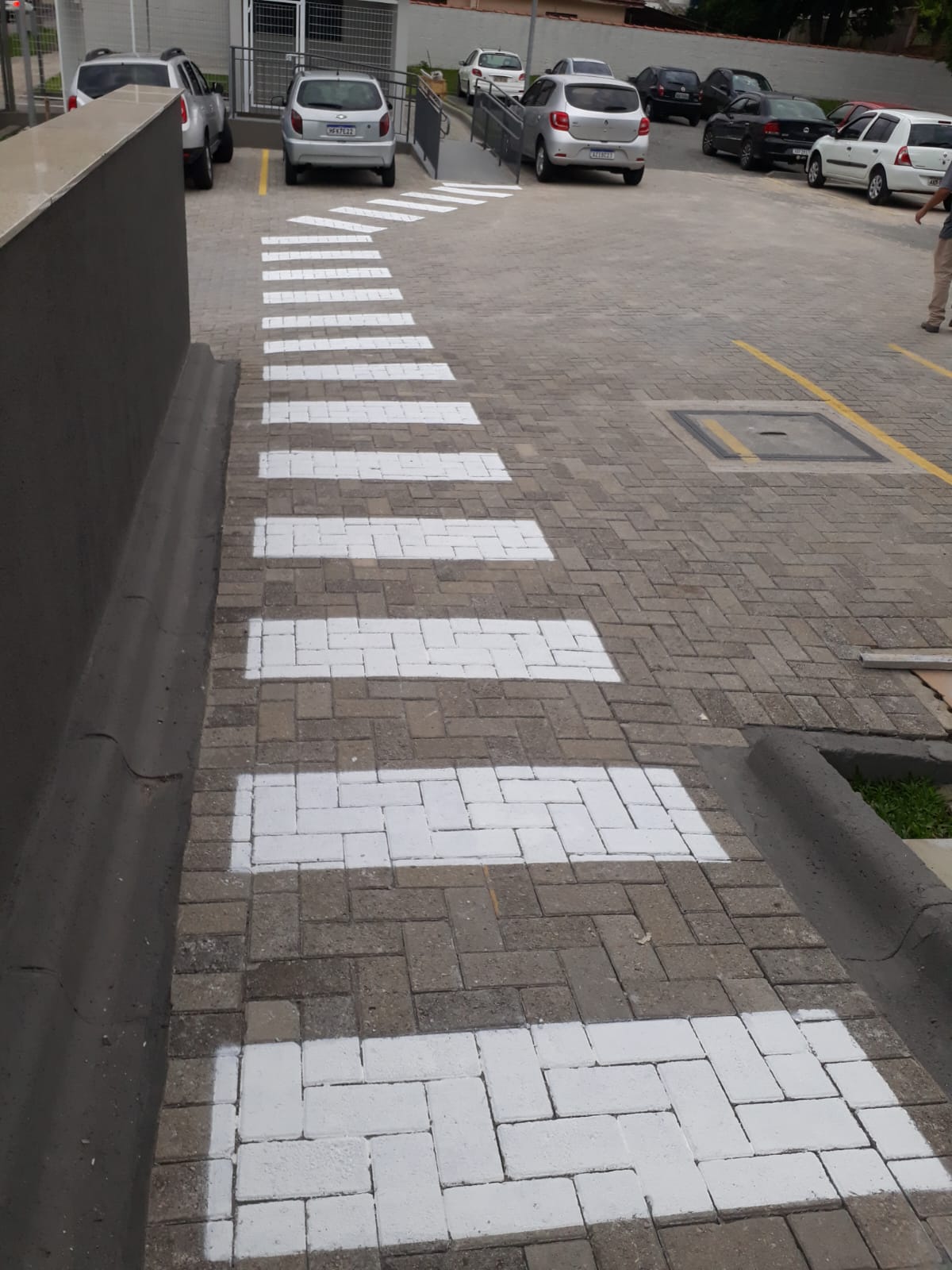 Piso industrial pintado com demarcação técnica